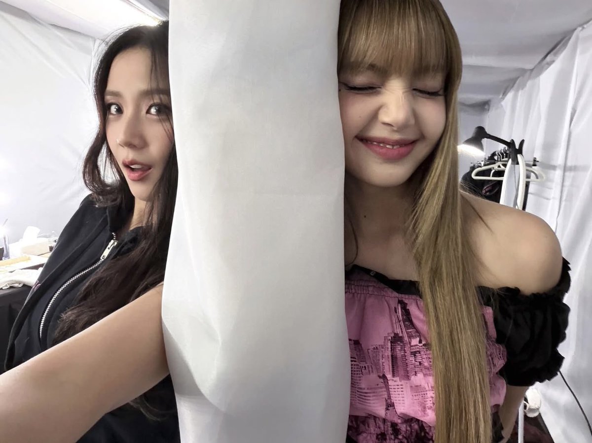via Elle Korea:

Q. After recently finishing the Bangkok concert you wrote on IG that “It’s an honor and a blessing to have had the chance to perform 3x in #LISA’s hometown. Thailand now feels like home.” Do you still feel emotional when you visit a member’s hometown?

Jisoo: