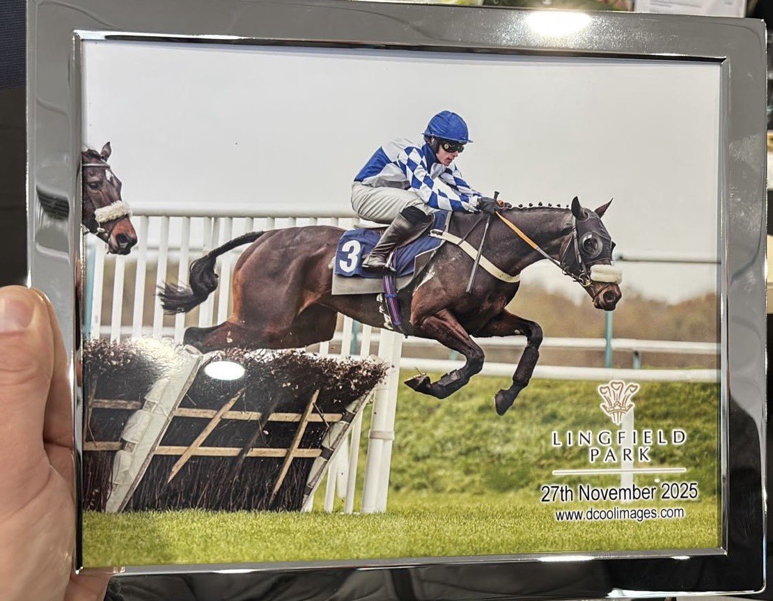 Tropical Speed wins 🥇 <a href="/LingfieldPark/">Lingfield Park</a> under a great ride from <a href="/chad_bament/">Chad Bament</a> for owner Steve Brewer 🤩🔥