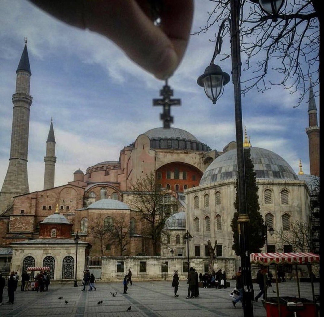 abdullahagar2's tweet image. Üçüncü Bin Yılın Otorite Savaşı:

ABD’li Papa Türkiye’ye geldi. İlk ziyaretini Türkiye’ye yaptı. Ziyaretin tanıtım ve prestij değeri yüksek. Magazinsel, görsel efekti bol, hatta eğlenceli. Ama bu ziyaret sadece bunlardan ibaret değil olamaz, değil mi?
O zaman en baştan söyleyelim…