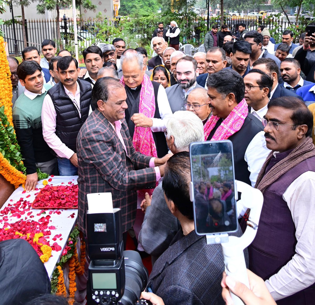 नारी शिक्षा, समानता और समाज के कमजोर वर्गों के उत्थान के लिए आजीवन संघर्ष करने वाले महान समाज सुधारक एवं दूरदर्शी विचारक महात्मा ज्योतिबा फुले जी की पुण्यतिथि पर आज जयपुर में उनकी प्रतिमा पर पुष्प अर्पित कर उन्हें श्रद्धांजलि अर्पित की।

महात्मा ज्योतिबा फुले जी का त्याग, सेवा और