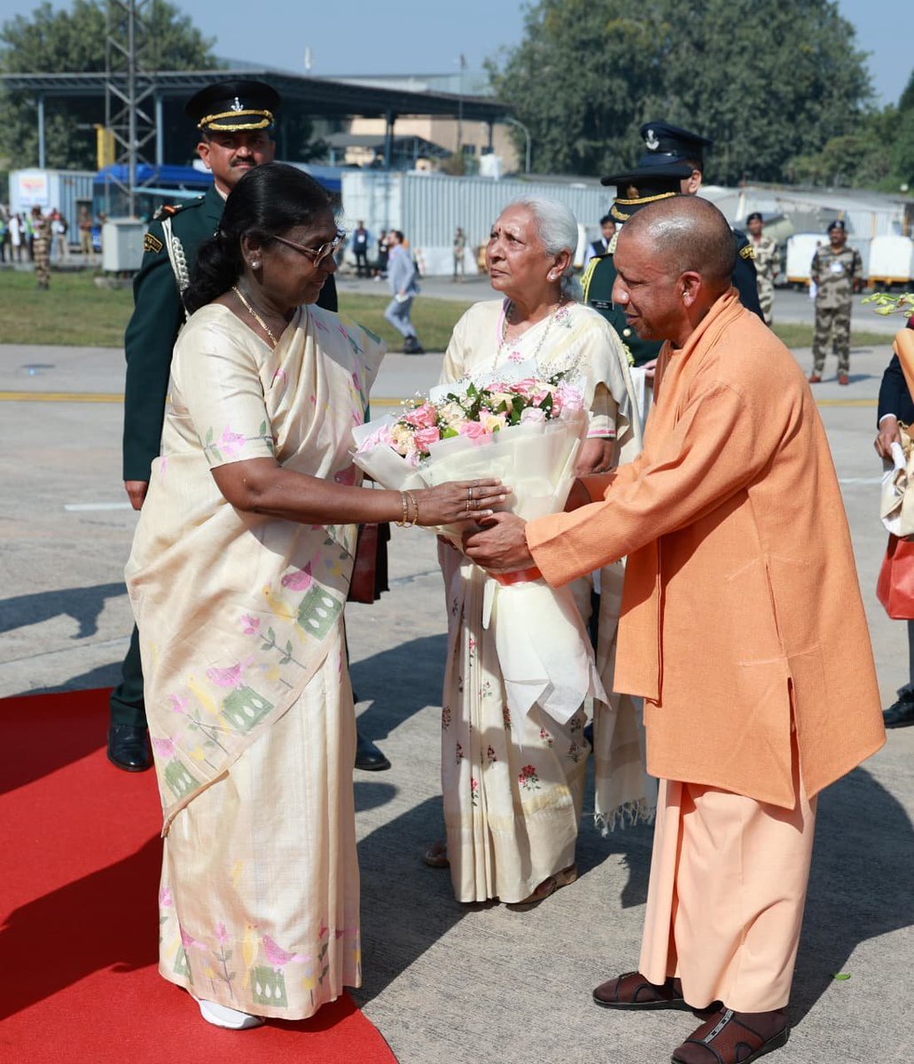 AIRNewsHindi's tweet image. उत्तर प्रदेश: राष्ट्रपति #DroupadiMurmu लखनऊ पहुंचीं, जहां राज्यपाल आनंदीबेन पटेल, मुख्यमंत्री योगी आदित्यनाथ और उपमुख्यमंत्री ब्रजेश पाठक और केशव प्रसाद मौर्य ने उनका स्वागत किया।