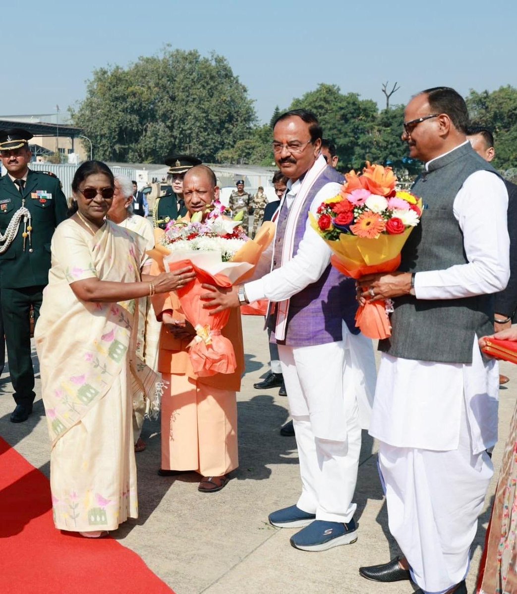 AIRNewsHindi's tweet image. उत्तर प्रदेश: राष्ट्रपति #DroupadiMurmu लखनऊ पहुंचीं, जहां राज्यपाल आनंदीबेन पटेल, मुख्यमंत्री योगी आदित्यनाथ और उपमुख्यमंत्री ब्रजेश पाठक और केशव प्रसाद मौर्य ने उनका स्वागत किया।