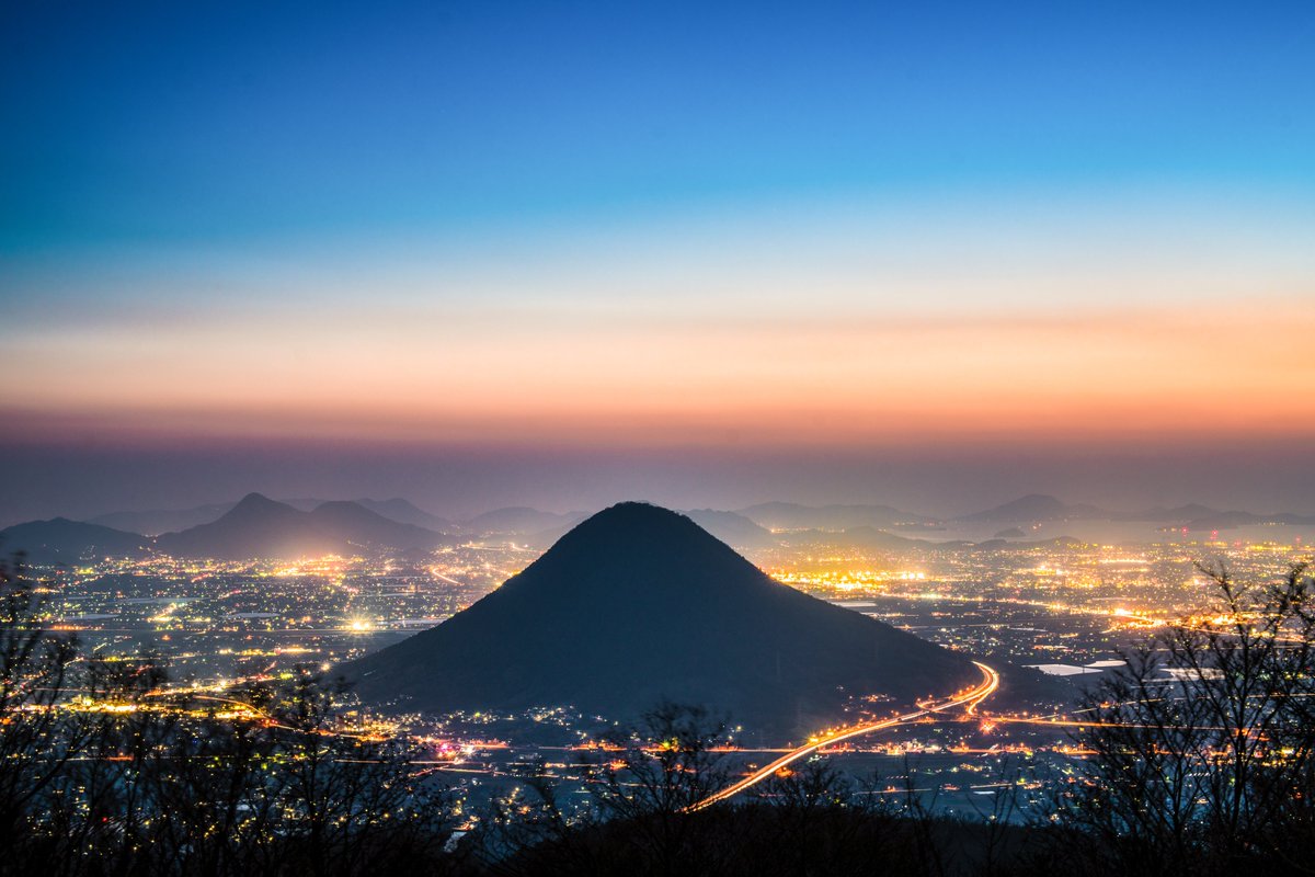 香川県のおむすび山を街明かりが灯り始める夕暮れ時に遠く離れた高い場所から見ると最高に美しい。