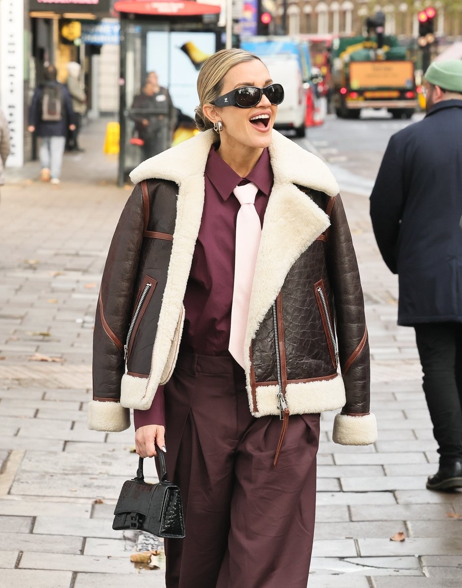 DailyHQCeleb's tweet photo. 📷CANDID: Ashley Roberts serves preppy edge in bold pink tie and shearling jacket at Heart Radio on 27-Nov-2025!! #ashleyroberts

18 photos on FB: https://t.co/QEiAdJXvWG https://t.co/XJlTLbDbg6