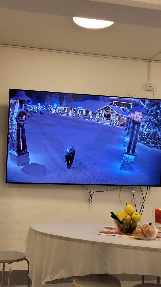 Täällä katotaan kun yks turre pukinpajalla töllistelee.