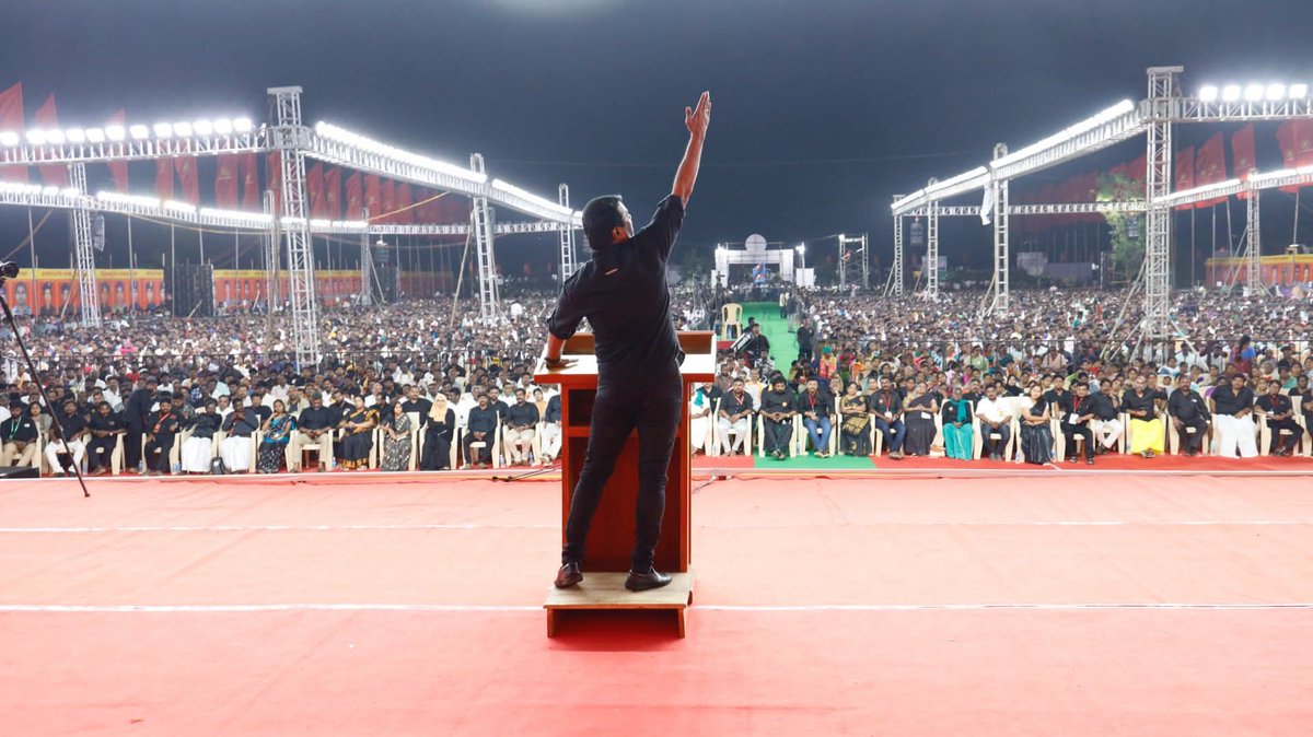 manisenthilntk's tweet image. கணக்கு மாறா காலத் தொடர்ச்சி..
--------------------------------------

எப்போதுமே நவம்பர் 26 , 27 ஆகிய இரண்டு தினங்கள் கடுமையான மன அழுத்தத்திற்குள் சிக்கிக் கொள்ளும் நபர்தான் நானும். நமக்காக உயிரை விட்டவர்களின் நாளில் மனம் கொள்ளும் ஆழ்ந்த குற்ற உணர்வின் இன்னொரு வடிவம் தான் அந்த மன…