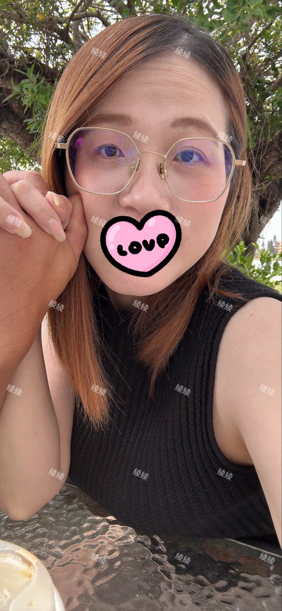 今天去海邊喝咖啡吹個風 
居然被認出 還好是認識的朋友
 聊了一下
拍個牽手照 我不過分吧😚