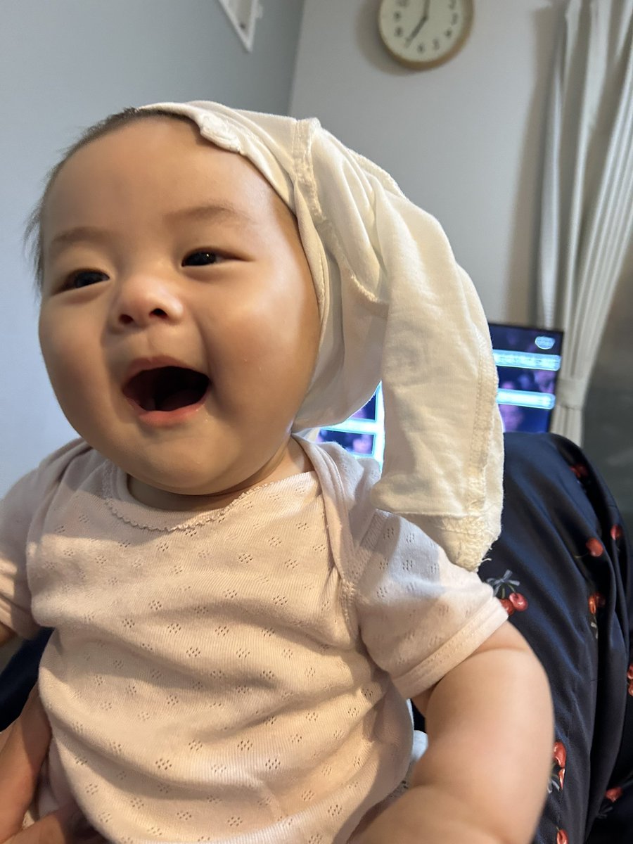 y_mcha_n's tweet photo. 日に日にヤンチャになっていくむすめ😂
4ヶ月すぎてから毎日3時間毎に起きてくるけど、可愛いから許すよ、、、😇😇
ミラーレスカメラを手に入れてから旦那と撮りまくり📷昨日は夜泣き中に「泣き顔撮りたい！」と旦那にフラッシュ焚かれて撮られてたw（2枚目） https://t.co/wKy93MW476