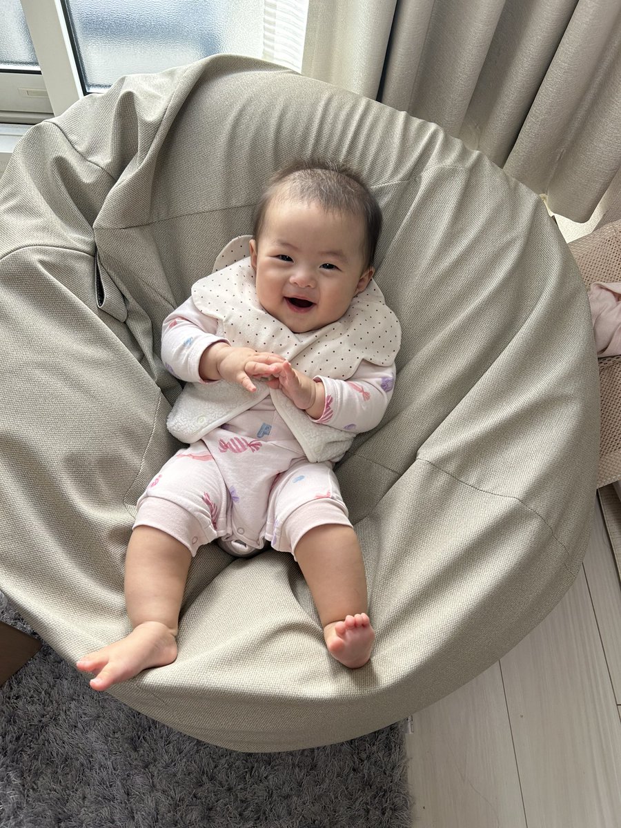 y_mcha_n's tweet photo. 日に日にヤンチャになっていくむすめ😂
4ヶ月すぎてから毎日3時間毎に起きてくるけど、可愛いから許すよ、、、😇😇
ミラーレスカメラを手に入れてから旦那と撮りまくり📷昨日は夜泣き中に「泣き顔撮りたい！」と旦那にフラッシュ焚かれて撮られてたw（2枚目） https://t.co/wKy93MW476