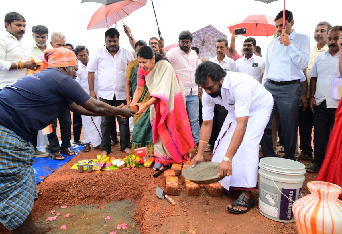 KanimozhiDMK's tweet image. இன்று ஓட்டப்பிடாரம் வட்டம் -  முப்புலிவெட்டி பகுதியில்,
ஊரக வளர்ச்சி மற்றும் ஊராட்சித்துறை சார்பில் திட்டக்கூறுகள் வருவாய் ஒப்படைப்புத் திட்டம் 2025 - 2026 கீழ் ரூ.75 லட்சம் மதிப்பீட்டில் அமையவிருக்கும் மினி ஜவுளிப் பூங்கா கட்டடத்திற்கு அடிக்கல் நாட்டினோம்.

அமைச்சர் திருமிகு.…