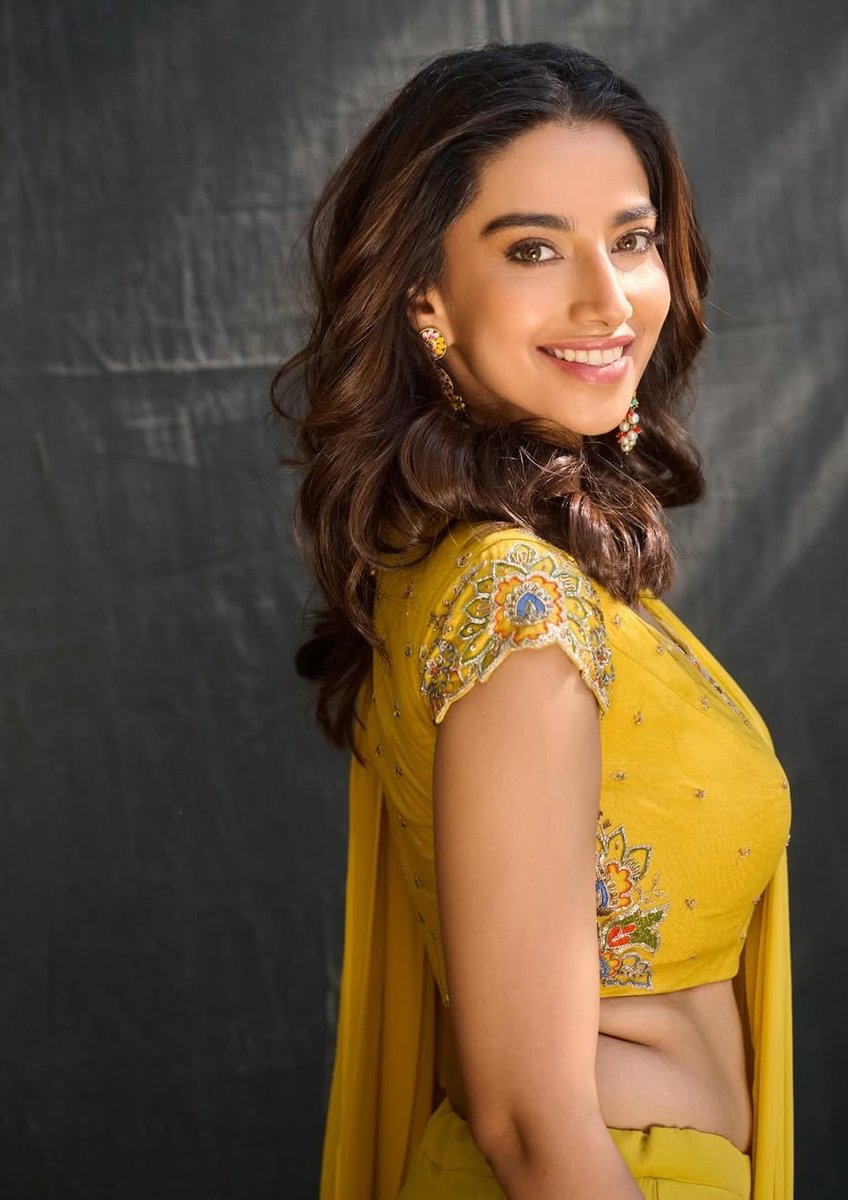 shrnbsv's tweet image. Meenakshi Chaudhary ♥️💛 🧡 
#MeenakshiChaudhary #FridayVibes