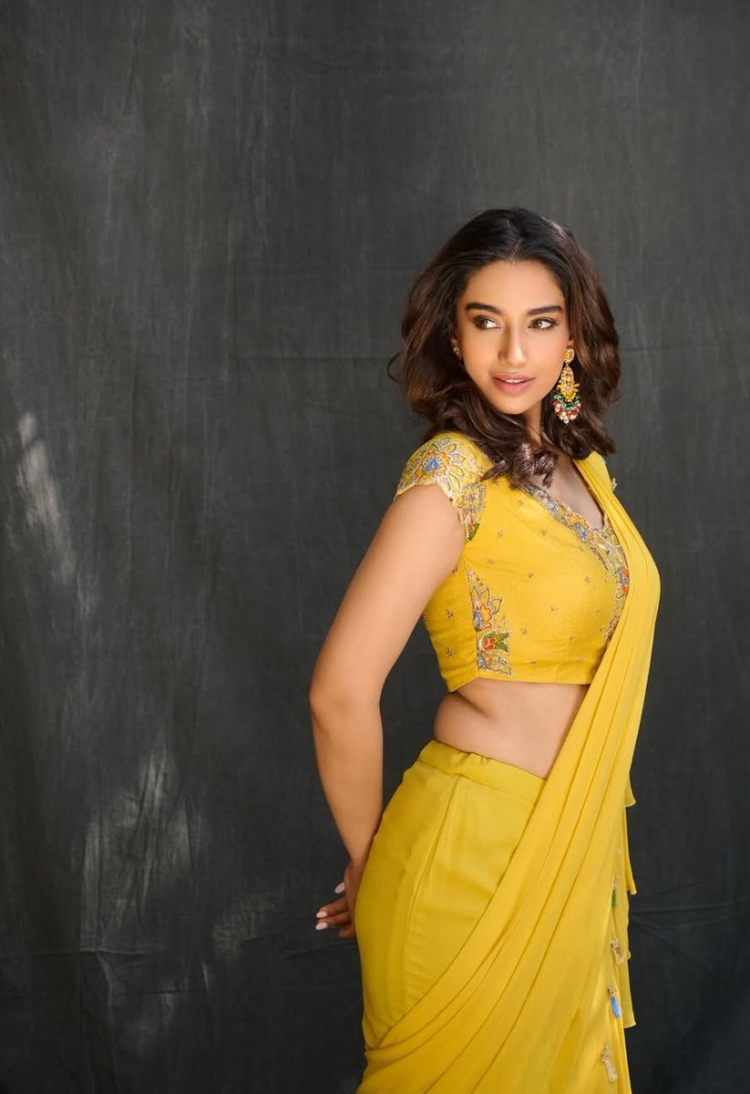 shrnbsv's tweet image. Meenakshi Chaudhary ♥️💛 🧡 
#MeenakshiChaudhary #FridayVibes