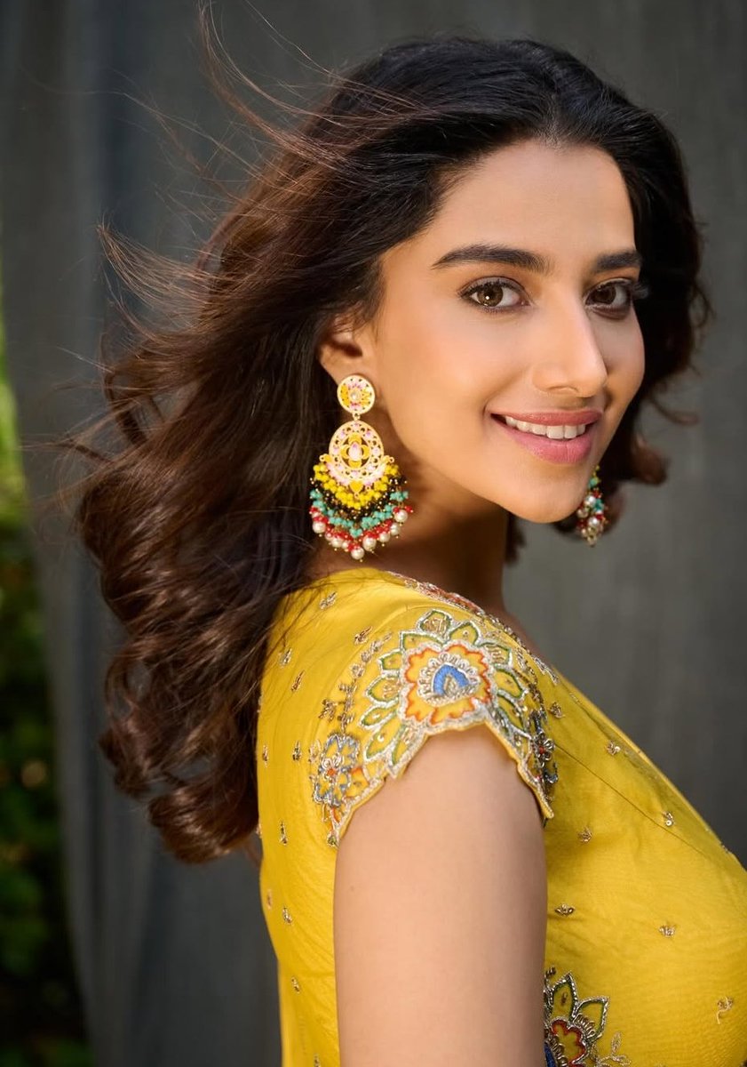 shrnbsv's tweet image. Meenakshi Chaudhary ♥️💛 🧡 
#MeenakshiChaudhary #FridayVibes