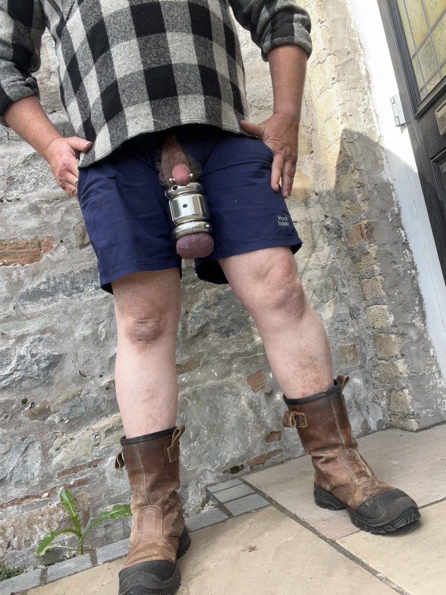 pluggedbutt's tweet photo. Stomping around in riggers with my big stretched balls out 
#ballweights #ballstretching #riggers #riggerboots #lowhangers #gaytradie https://t.co/Wj3LIgUjzg