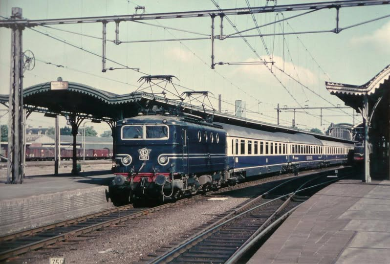 1113 TEE Rheingold en Utrecht CS, el 30 de mayo de 1966.-
 Desconozco autor de la foto.