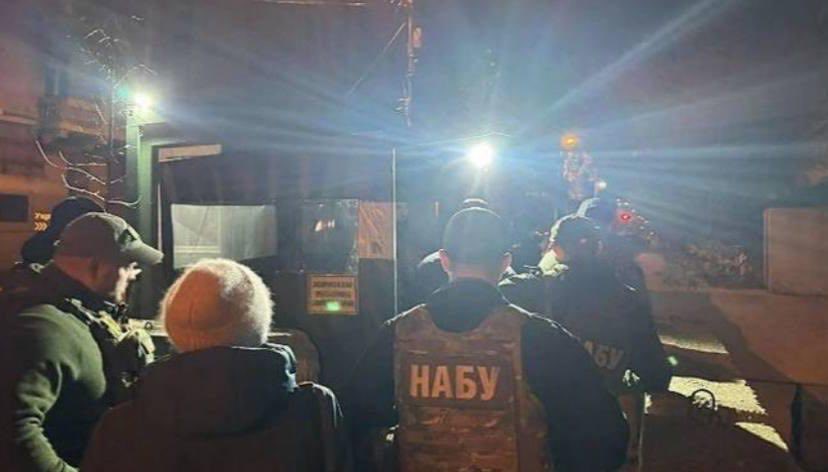 Searches at Yermak’s place began at around five in the morning.

They are taking place in his apartment located within the closed government district.

There you go))