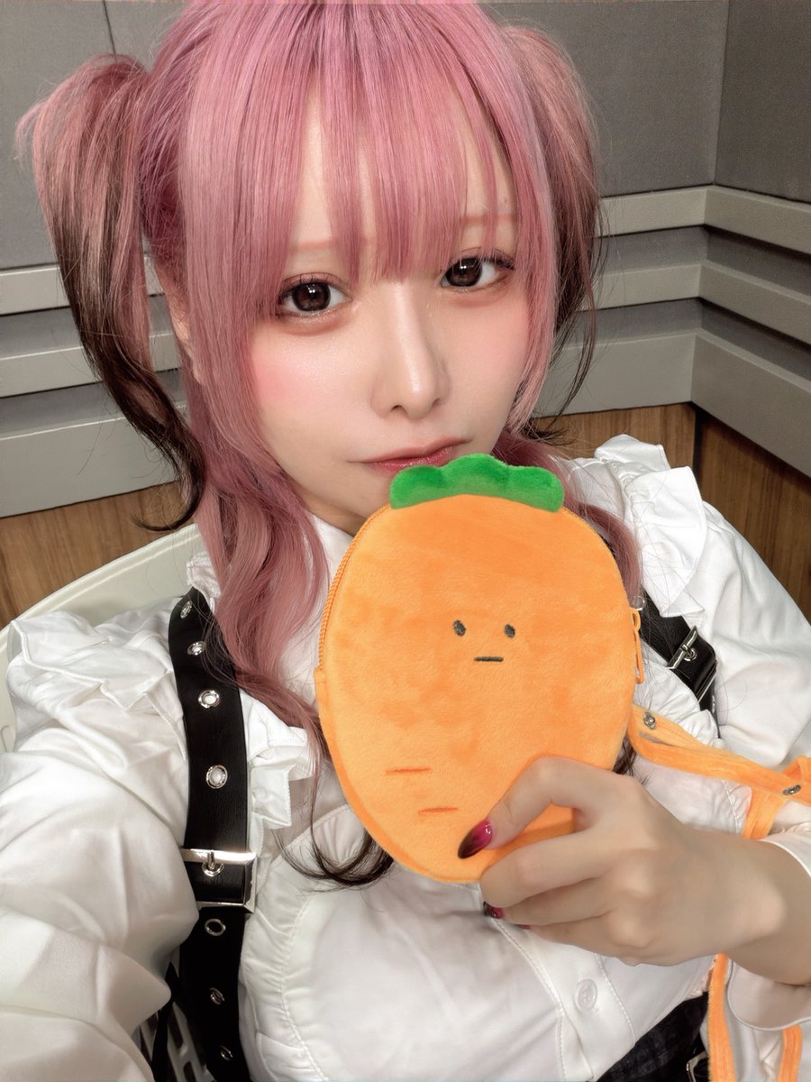 fujun_denpa's tweet image. 『佐藤希の漢字道場~中一編~』見事クリア！
ご褒美に人参ポシェットをゲットしました🥕
とっても似合ってますね🐰🥕
次からは中二に昇格！問題お待ちしています！