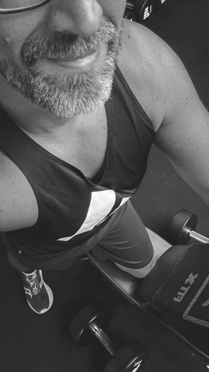 Guten Morgen frivole Bande🌞 ab auf die geliebte Hantelbank. Heute kein Gerätepark und kein Beintraining… nur pures frivoles Eisenklappern für Brust Trizeps Schultern und das verlorene Ego.