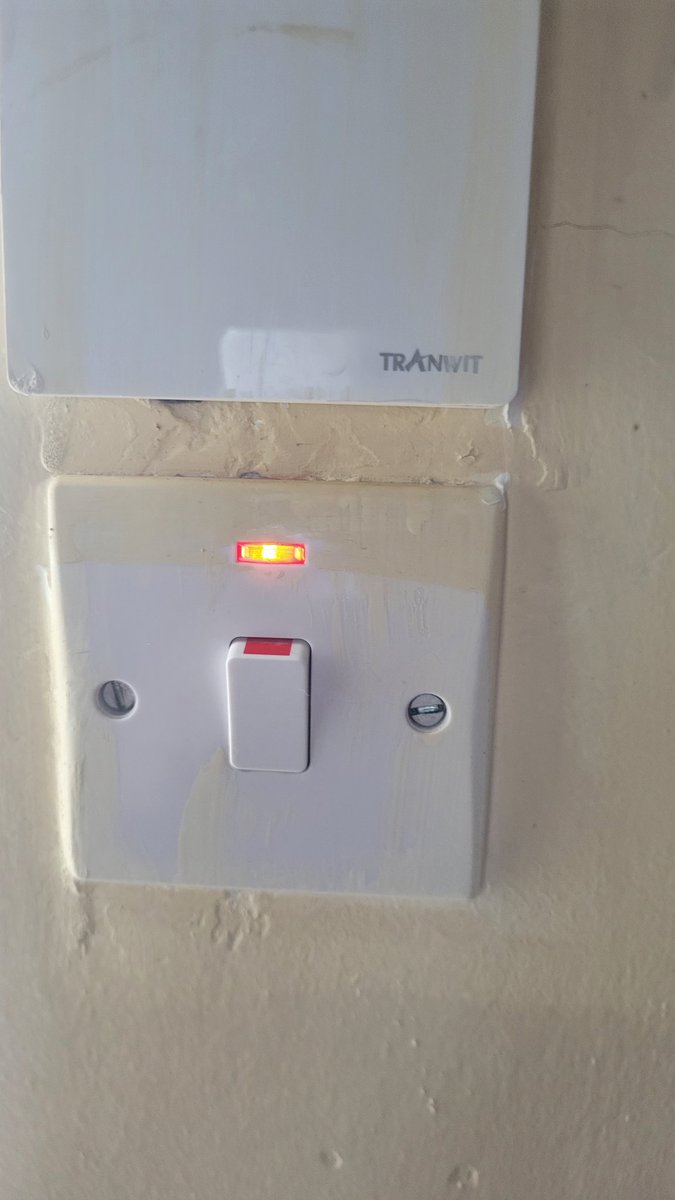 _Sakko's tweet image. Kuna electrician ameniambia that this small lights pia sio mchezo ,zinanyonya power kunyonya and should always be OFF if people ain&apos;t using them