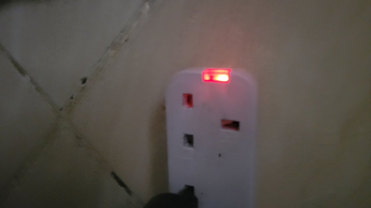 _Sakko's tweet image. Kuna electrician ameniambia that this small lights pia sio mchezo ,zinanyonya power kunyonya and should always be OFF if people ain&apos;t using them