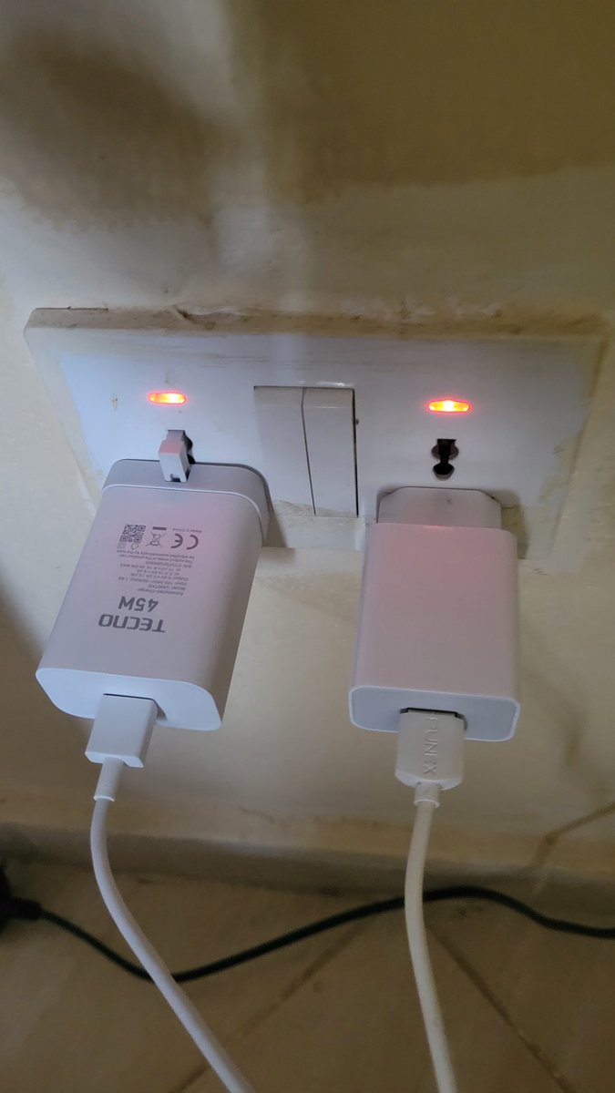 _Sakko's tweet image. Kuna electrician ameniambia that this small lights pia sio mchezo ,zinanyonya power kunyonya and should always be OFF if people ain&apos;t using them