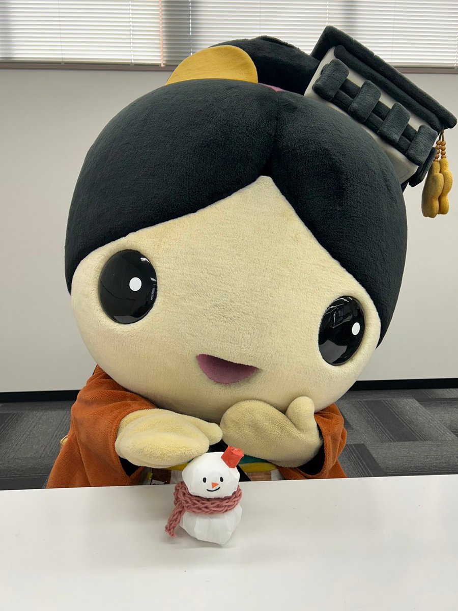 寒そうだからマフラーを巻いてあげたんだよ⛄️🧣 風邪ひかないでねー