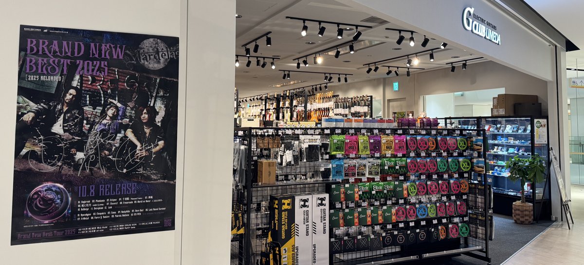 大阪着きましてん🐙
早めに着いたんでお世話になってるクロサワ楽器の新しい店舗G-CLUB UMEDA <a href="/GClub_Umeda/">G-CLUB UMEDA From Kurosawagakki Music</a> さんに挨拶に行ってポスターも貼ってもらいましてん😊
ついでに俺のサインも書かしてもろてん✍️
お近くの方は是非ここで買い物したってや〜！💰