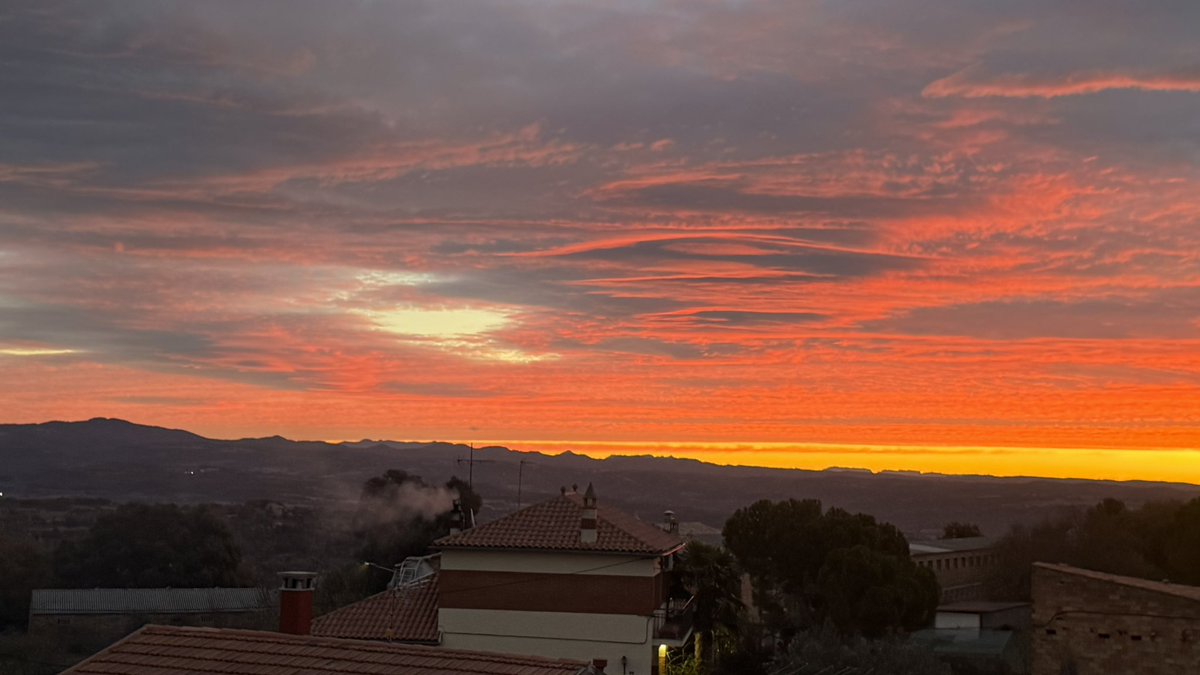 jmpicasprat's tweet photo. #celrogenc #fluctus #casserres #berguedà #berga #eltempstv3 @tomasmolina @alcantara_alb @enricagud @soniapapell @jjanue @nestor_meteo @gemmapuigf @sergiloras #eltemps3cat @l @meteo_garraf https://t.co/K9foaztK3u