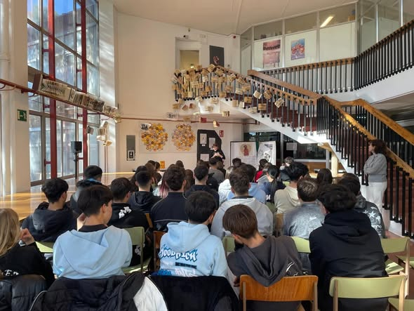 Este miércoles convertimos nuestra maravillosa biblioteca en un pequeño teatro para disfrutar de las historias de la narradora oral Marta Marco, que nos ha traído a nuestro centro su espectáculo ‘Aves migratorias’. #soydelauni 📖💚