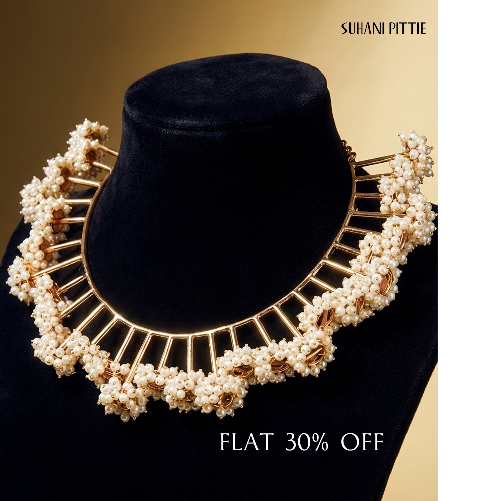 SuhaniPittie's tweet image. Pearls, but unapologetically modern. Shop our Pearl Bunch Sensational Choker now at flat 30% Off✨

📍Online and Instore

#Pearls #Pearljewelry #PearlNecklace #Jewellery #Necklace #ChokerNecklace #MehendiJewellery #SangeetLook #HaldiCeremony #BridalJeweller #SuhaniPittie