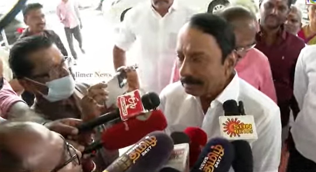 VTLTeam's tweet image. MGR-யை போல் Vijay யை பார்க்கிறீர்களா? @KASengottaiyan கொடுத்த பதில்

இன்று விஜயயைய் பொறுத்தவரையில்,
புரட்சித் தலைவரின் வழியில் அவரது பயணத்தை மேற்கொண்டிருக்கிறார். அவரது வாகனத்தைப் பொறுத்தவரை, புரட்சித்தலைவர்  மற்றும் பேரறிஞர் அண்ணா  திருவுருவம் தாங்கிய வாகனத்தில்தான் சென்று…