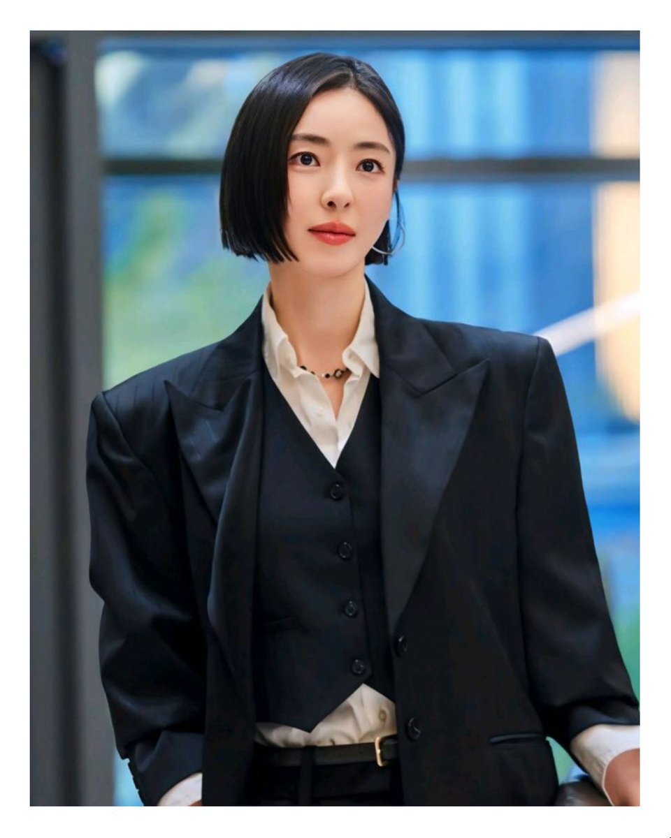 fashiontv_india's tweet image. Step into your corporate-core era. From bold blue suits and oversized blazers to sleek co-ords, monochrome blouses, fitted skirts, and striped dresses—these divas are serving peak corporate slay.

#ftv #fashiontv #corporatecore #officewear #chic