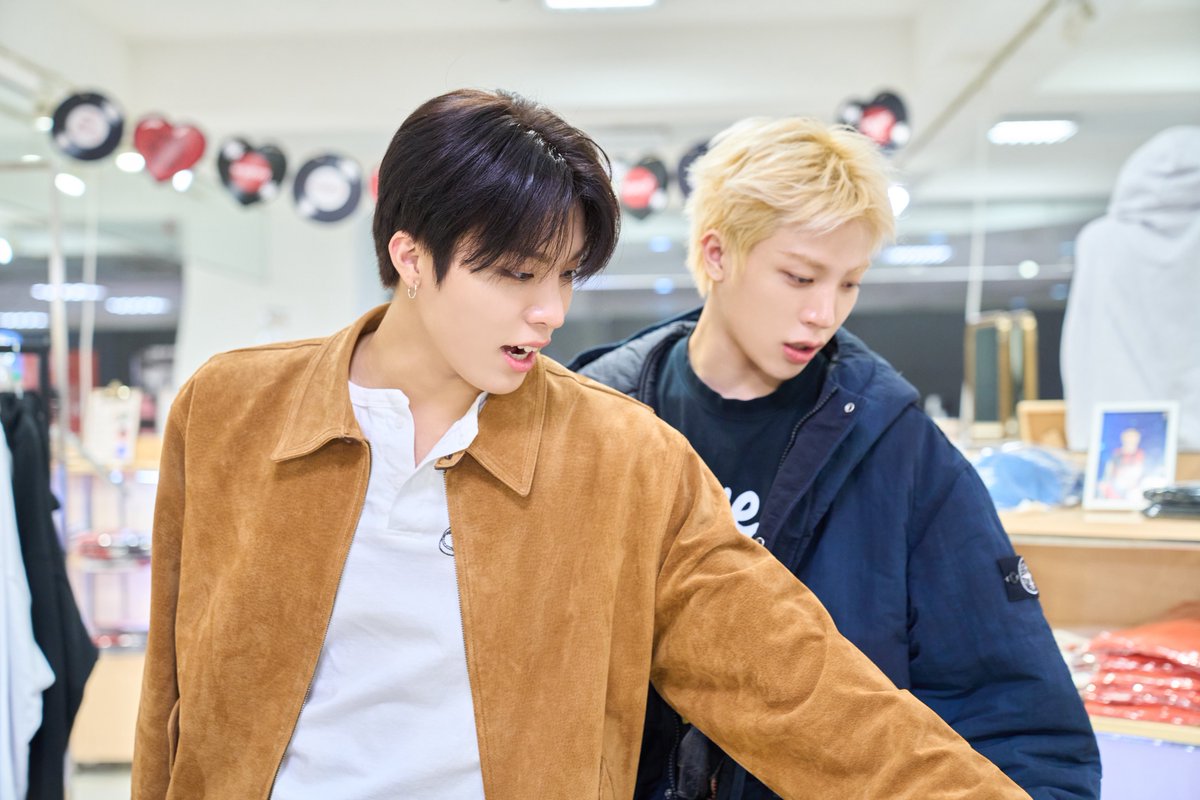 yg_treasure_jp's tweet image. [📸💭]

POP-UP STOREに来店した
#PARKJEONGWOO #SOJUNGHWAN の
ビハインドエピソード公開✨

#JIHOON が書き残したメッセージを読んでいる姿をキャッチ🌟

カタカナはまだ少し難しいけど、ひらがなはしっかり読みあげた2人❕
日本語勉強中の #パクジョンウ と #ソジョンファン でした★

#TREASURE…