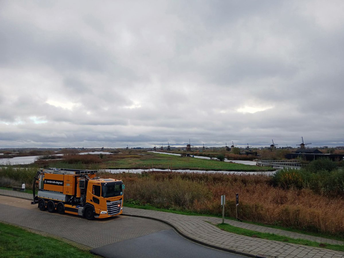 valkdegroot's tweet image. Collega's Bram en Wim bezig met het reinigen van gemalen in Molenlanden.

En ja… we zijn op zoek naar meer chauffeurs die ons team willen versterken! 😉🚛💨 Kijk hier maar eens: vacaturesvandervalk.recruitee.com/o/chauffeur-c-…

#Molenlanden #waterbeheer #gemeente #chauffeursgezocht  #samenwerking