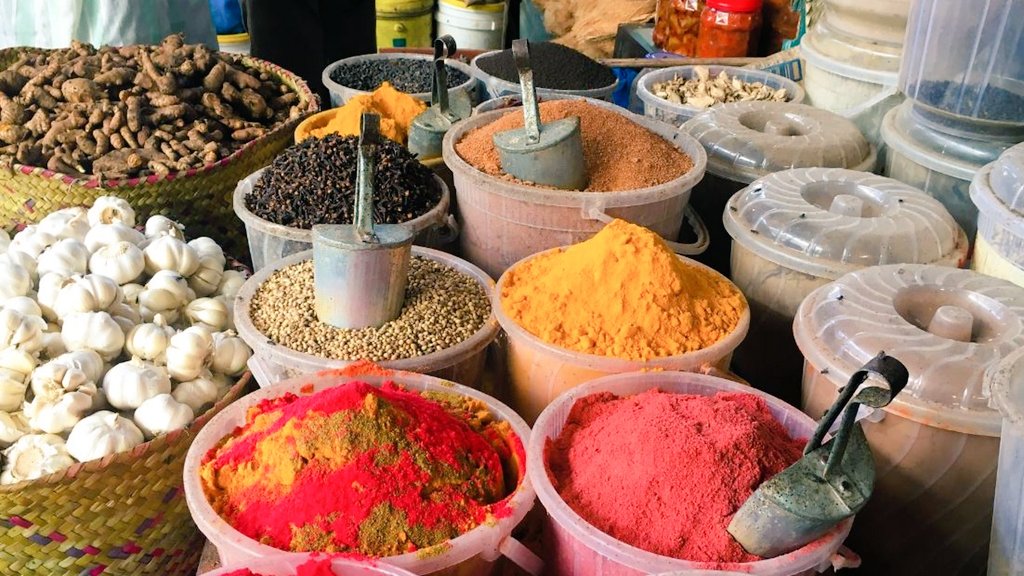 ChefGaella254's tweet image. Ever bought spices, followed a recipe… and the flavor still wasn’t there?
It’s not the spice. It’s timing + technique.

So here’s a deeper thread on understanding spices, heat, and technique.