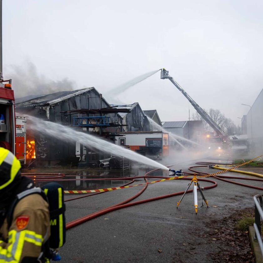 Loodsen compleet verwoest na grote brand