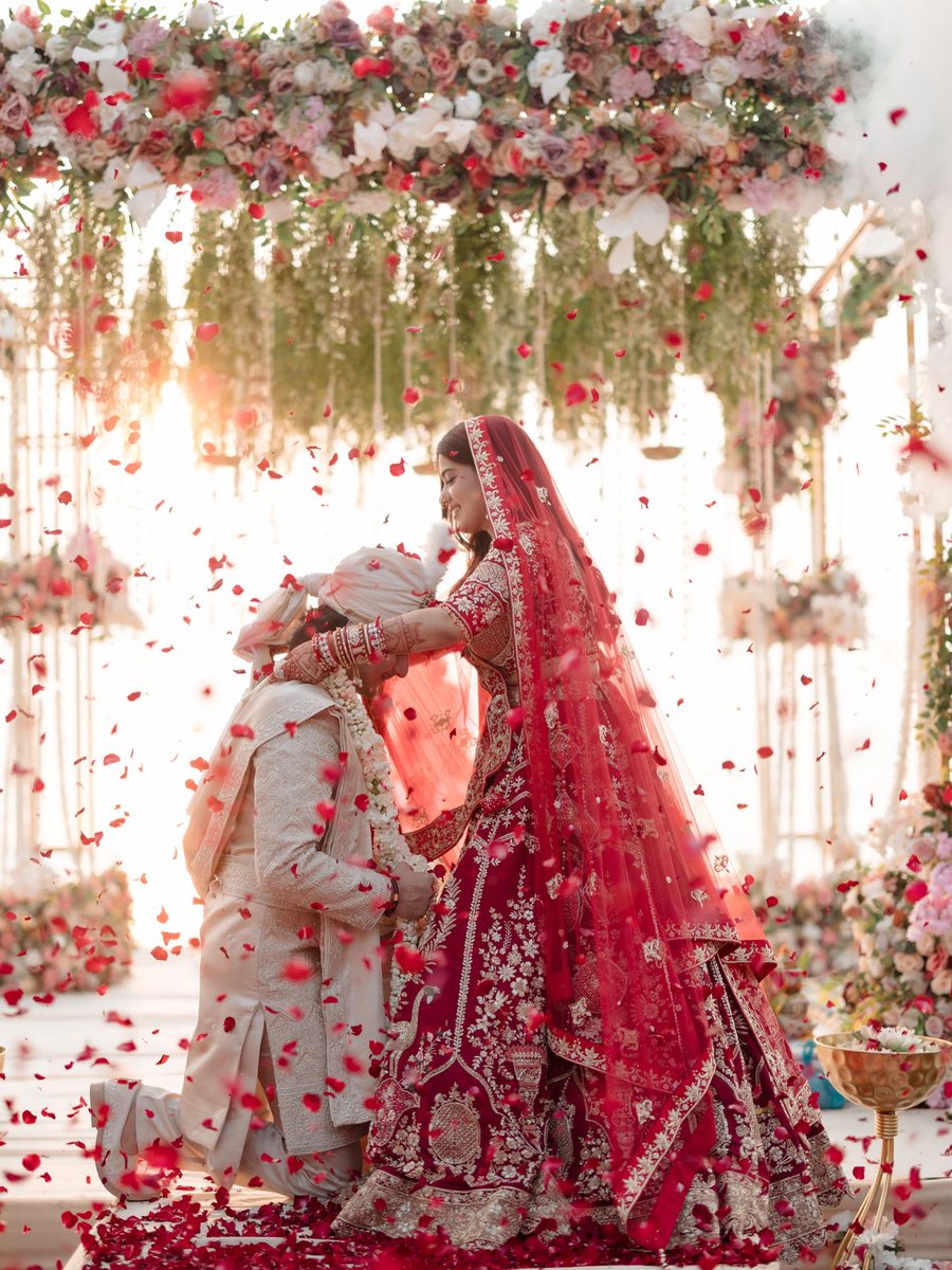 indiaforums's tweet image. Bhavin Bhanushali ties the knot with Disha in a beautiful fairytale wedding. Wishing the couple a lifetime of happiness together ❤️😍
.
.
.
#IndiaForums #BhavinBhanushali #Disha #Wedding #FairytaleWedding