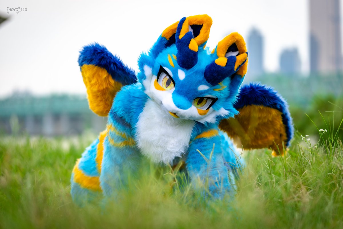 #FursuitFriday 
먹잇감 발견..!!!😈