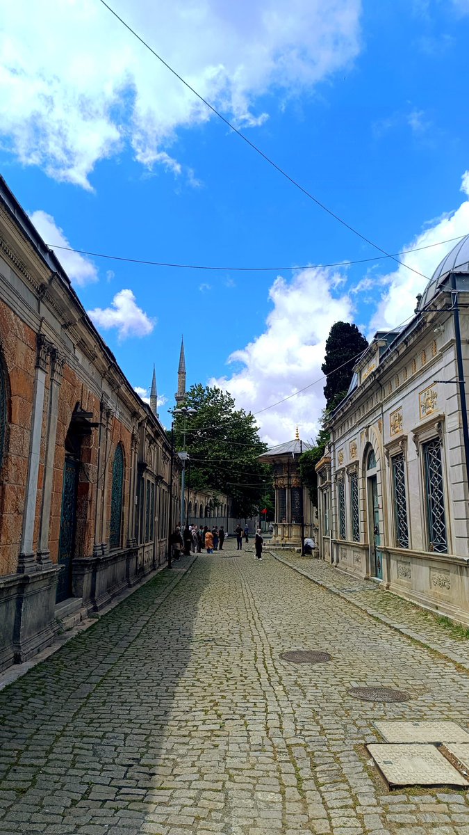 Muhmmtvanlioglu's tweet image. Hayırlı Cumalar

Asırlar boyunca padişahların kılıç kuşanmak için yürüdüğü Cülûs Yolu, bugün de Eyüp Sultan’ın manevi ikliminde bize bir başlangıcın, bir yenilenmenin kapısını aralıyor.

Bu mübarek Cuma günü, attığımız her adımın Cülûs Yolu’nun bereketiyle güçlenmesini;…