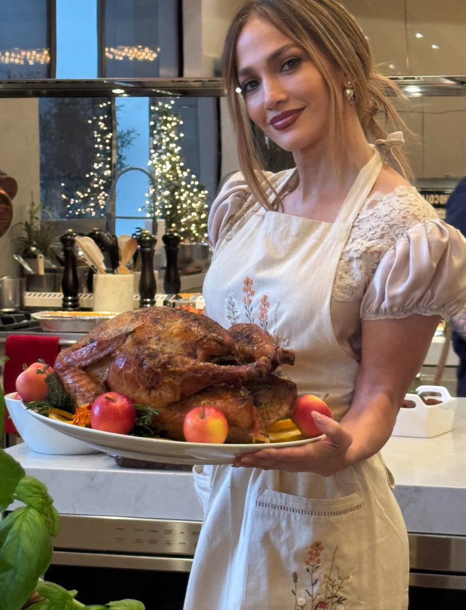 PopCrave's tweet image. Jennifer Lopez shows off her Thanksgiving turkey.