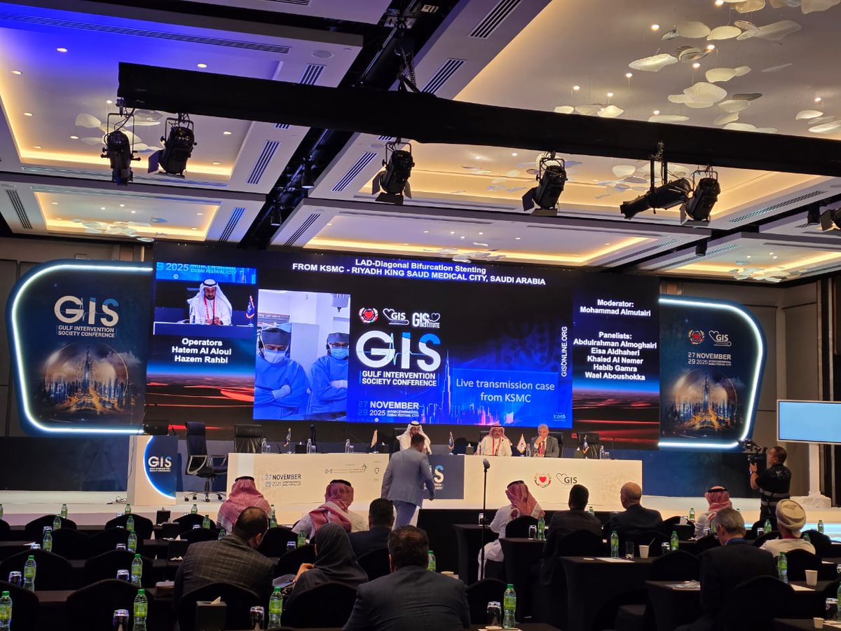 ALNEMERK's tweet photo. نقاش إحدى الحالات بالنقل المباشر من مدينة الملك سعود الطبية بالرياض؛ 
كان أداء فريق القسطرة على أعلى درجات المهنية،والتحضير الدقيق، والنتائجُ مُبهرةٌ بفضل الله.
نحن فخورون بالمستوى العلمي والعملي الذي تقدمه مراكز القلب في وطننا الغالي.
عملٌ يُشرّف… وكفاءاتٌ تستحق الثناء. ❤️🇸🇦
Live case is starting by Dr. Hatem Aloui and colleagues from KSMC- Riyadh