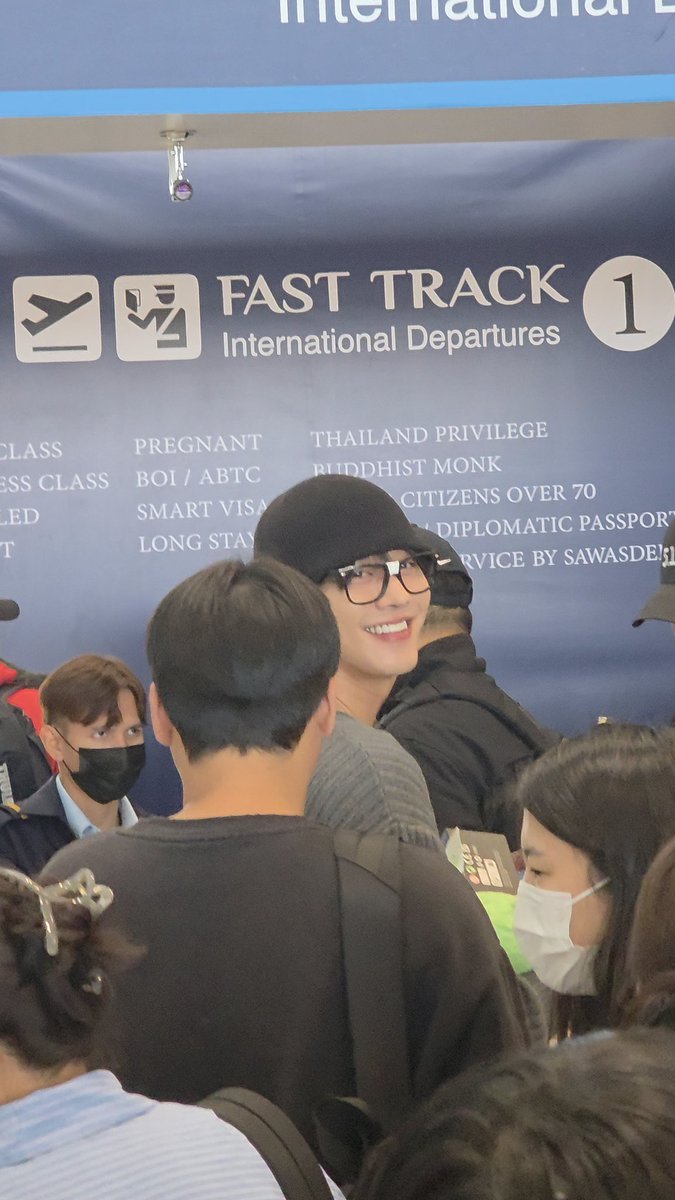 공항에서 포착된 안효섭 미소