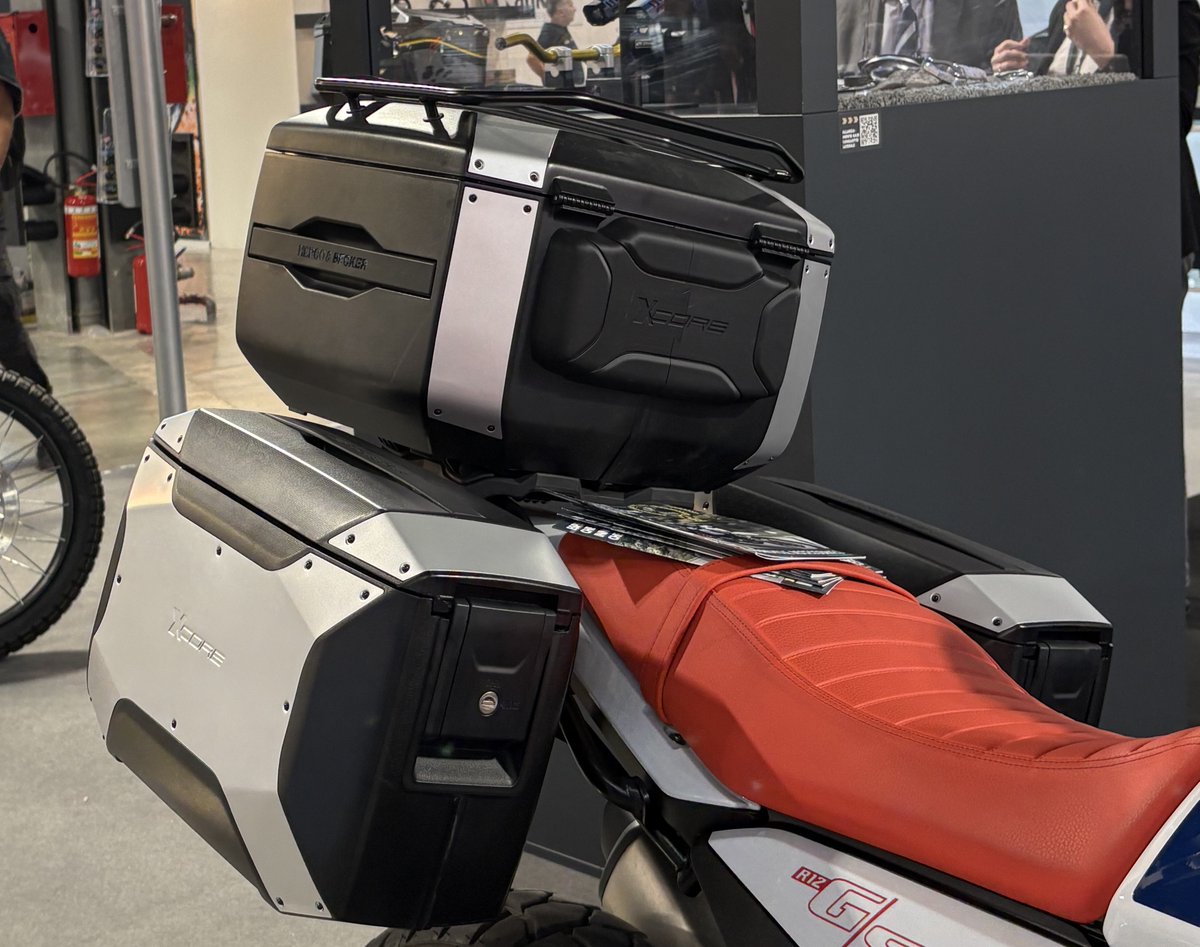 plot_touring's tweet image. ヘプコ＆ベッカー新製品！
11/4～9の期間で開催されたイタリアのEICMAショーにて発表された新製品のご紹介！
今回のご紹介はスマートラック専用のXコアトップケース(610297-0001/610297-0000)です👍…