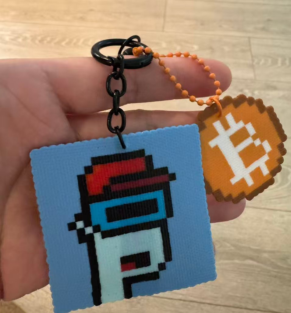 chaozuoye's tweet image. 收到了锦锦 @vvickym2  老师亲手做拼豆

比我的NFT 还好看