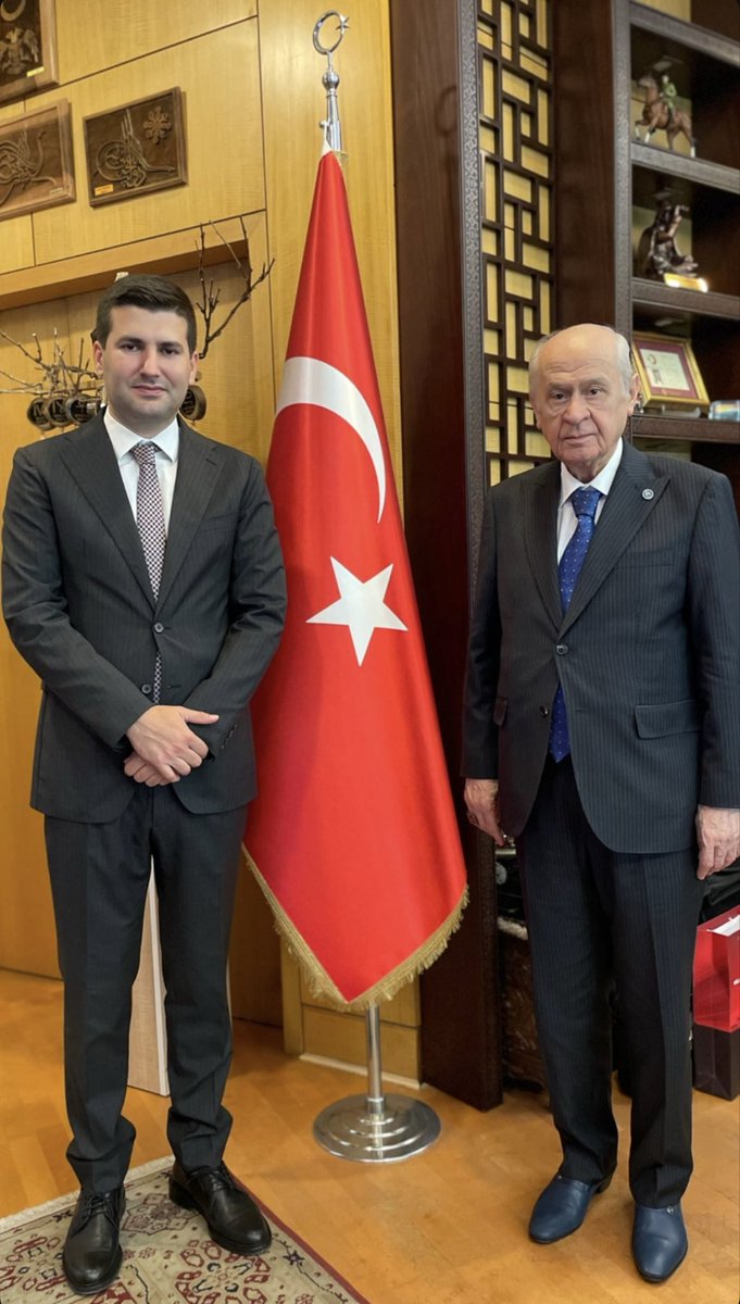 Lidere sadakat bizim şerefimizdir ve asla taviz veremeyeceğimiz bir onurdur.
Mesnetsiz iddialarla bizleri yıpratmaya kalkışanlar, boşa çırpındıklarını göreceklerdir.Dün nasıl dimdik ayaktaysak, bugün de üniversite teşkilatlarımız Liderimiz Devlet Bahçeli Beyefendinin izinde ve