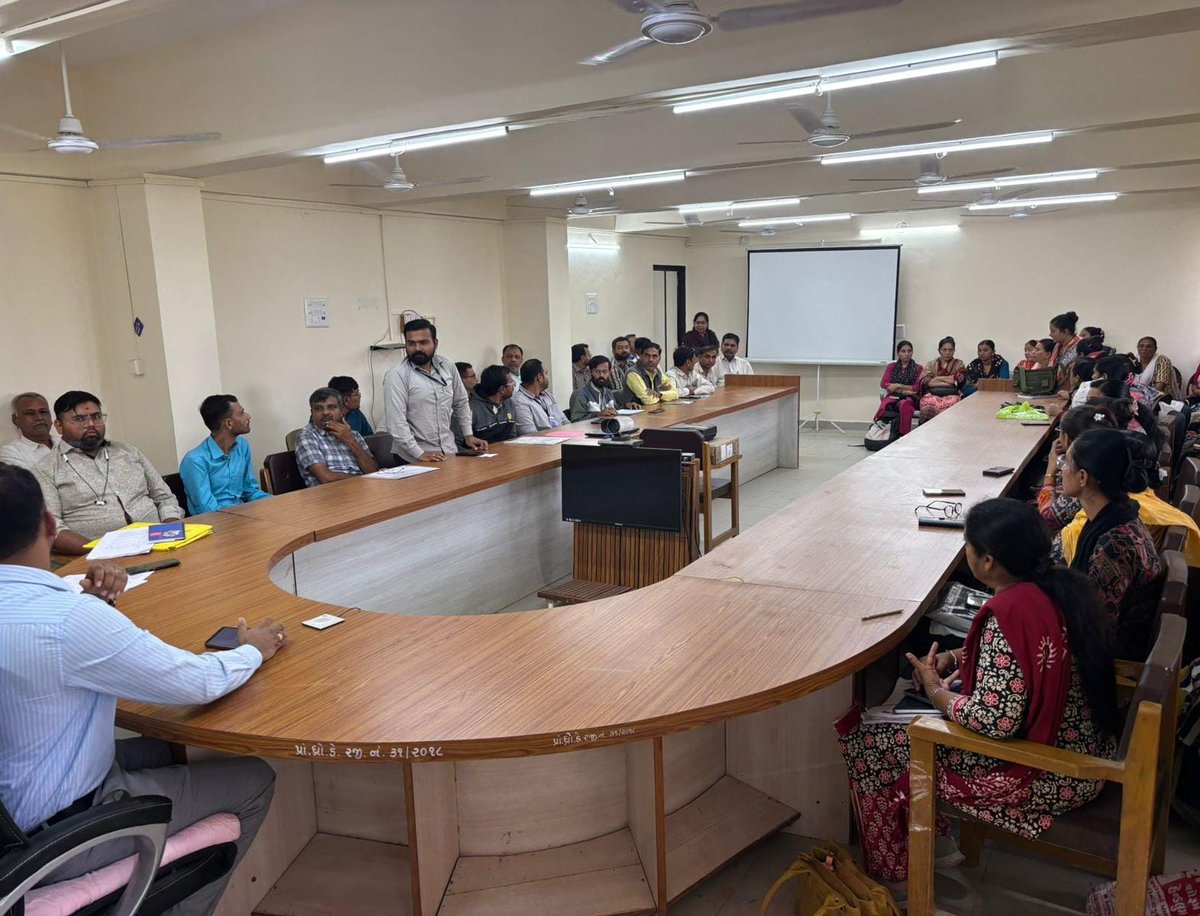 CollectorJamngr's tweet image. મતદારયાદી સુધારણા કાર્યક્રમ અન્વયે મતદાર નોંધણી અધિકારીશ્રી, ૭૬-કાલાવડ દ્વારા ધ્રોલ વિસ્તારના મતદાન મથકોની બાકી કામગીરીમાં ઝડપ લાવી પરિણામલક્ષી કામગીરીના આયોજન માટે AEROs, સેક્ટર ઓફીસરશ્રીઓ, BLOs તથા સહાયકો સહ બેઠક યોજી જરૂરી સુચના આપી.
@ECISVEEP @CEOGujarat @infojamnagargog