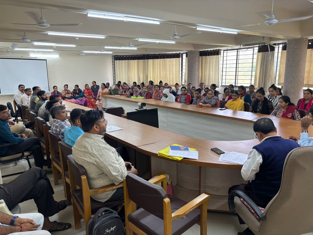 CollectorJamngr's tweet image. મતદારયાદી સુધારણા કાર્યક્રમ અન્વયે મતદાર નોંધણી અધિકારીશ્રી, ૭૬-કાલાવડ દ્વારા ધ્રોલ વિસ્તારના મતદાન મથકોની બાકી કામગીરીમાં ઝડપ લાવી પરિણામલક્ષી કામગીરીના આયોજન માટે AEROs, સેક્ટર ઓફીસરશ્રીઓ, BLOs તથા સહાયકો સહ બેઠક યોજી જરૂરી સુચના આપી.
@ECISVEEP @CEOGujarat @infojamnagargog