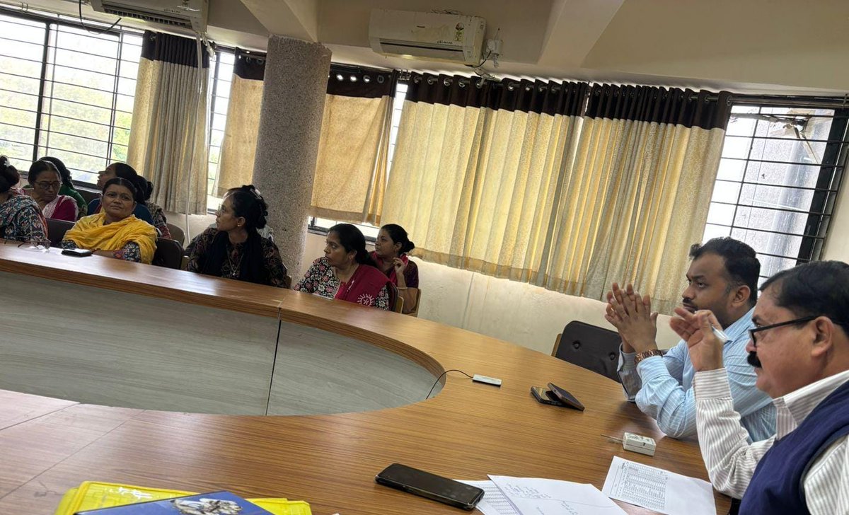 CollectorJamngr's tweet image. મતદારયાદી સુધારણા કાર્યક્રમ અન્વયે મતદાર નોંધણી અધિકારીશ્રી, ૭૬-કાલાવડ દ્વારા ધ્રોલ વિસ્તારના મતદાન મથકોની બાકી કામગીરીમાં ઝડપ લાવી પરિણામલક્ષી કામગીરીના આયોજન માટે AEROs, સેક્ટર ઓફીસરશ્રીઓ, BLOs તથા સહાયકો સહ બેઠક યોજી જરૂરી સુચના આપી.
@ECISVEEP @CEOGujarat @infojamnagargog