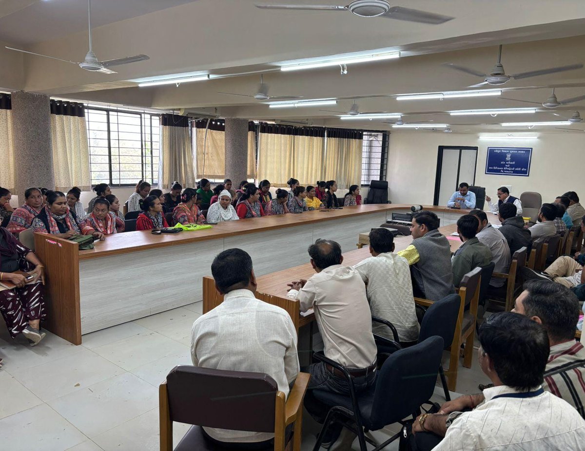 CollectorJamngr's tweet image. મતદારયાદી સુધારણા કાર્યક્રમ અન્વયે મતદાર નોંધણી અધિકારીશ્રી, ૭૬-કાલાવડ દ્વારા ધ્રોલ વિસ્તારના મતદાન મથકોની બાકી કામગીરીમાં ઝડપ લાવી પરિણામલક્ષી કામગીરીના આયોજન માટે AEROs, સેક્ટર ઓફીસરશ્રીઓ, BLOs તથા સહાયકો સહ બેઠક યોજી જરૂરી સુચના આપી.
@ECISVEEP @CEOGujarat @infojamnagargog