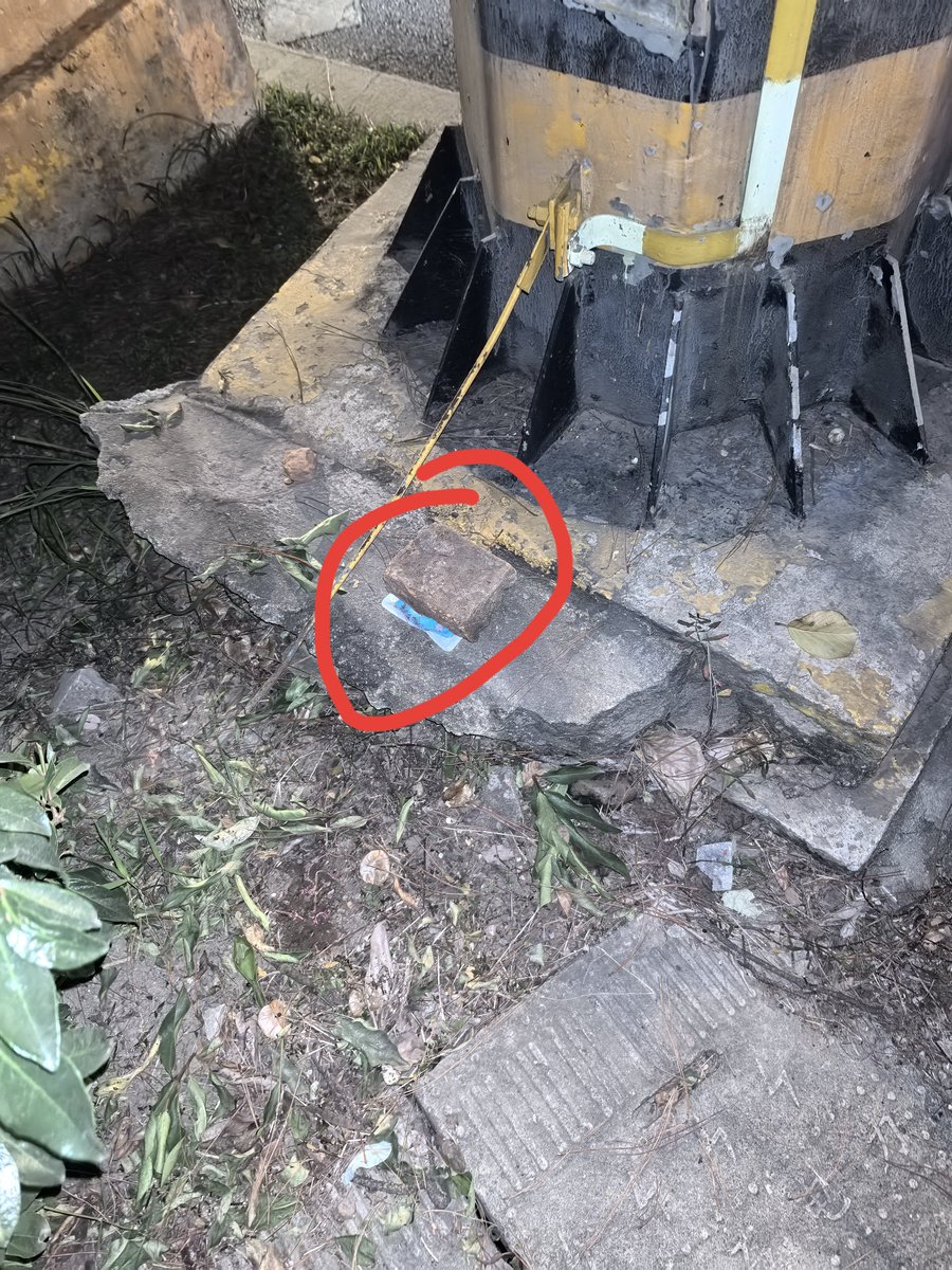 第二条已经藏好了，王家里红白机电竞宾馆对面电杆背后砖头压着，图3画圈的那个。拿到的评论区返图免的别人白跑。 https://t.co/dygQj5RWtQ